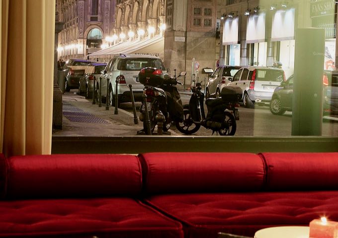 El bar tiene vistas a la Galleria Vittorio Emanuele II.