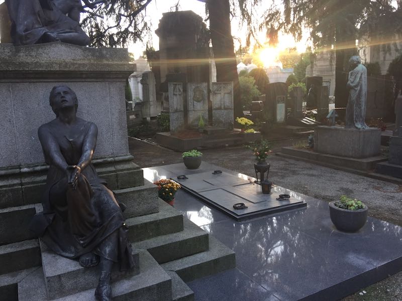 Estatuas de bronce en un cementerio arbolado