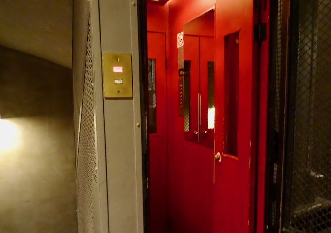 El ascensor es de color rojo brillante.