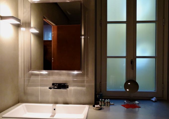 La Junior Suite tiene un baño minimalista.