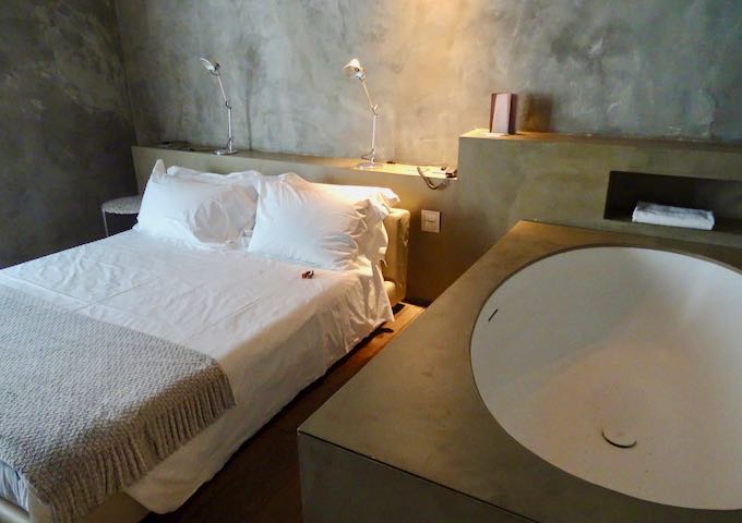 La suite de diseño único tiene una enorme bañera en el dormitorio.
