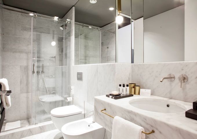 Los modernos baños cuentan con mármol.