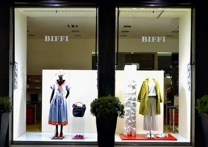 Biffi vende ropa de diseñador.