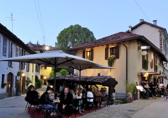El bar-restaurante El Brellin se encuentra junto a un pequeño canal.