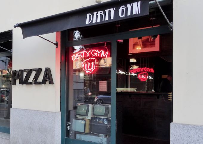 La pizzería Dirty Gym está al lado.