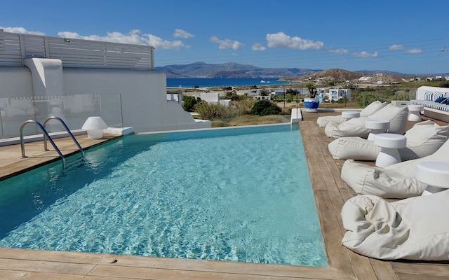 La piscina de la azotea en 18 Grapes en Naxos