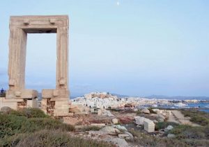 Vista de la ciudad de Naxos desde las ruinas del templo de Apolo