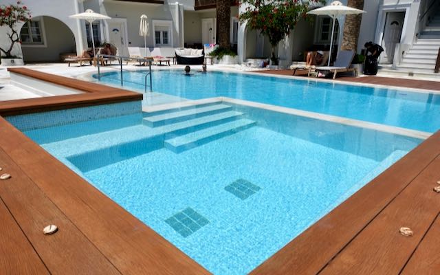 Hotel de lujo en la ciudad de Naxos con piscina en la playa.