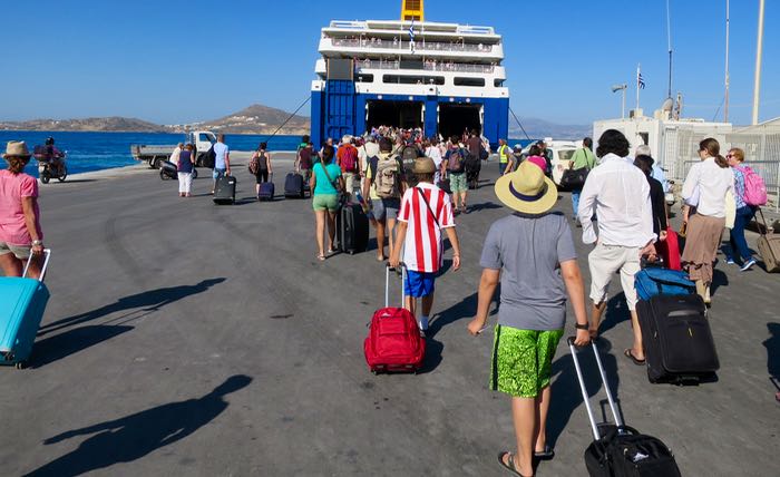 Ferry de Naxos con niños.