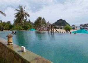 Hotel en la playa de Lombok con piscina para niños.