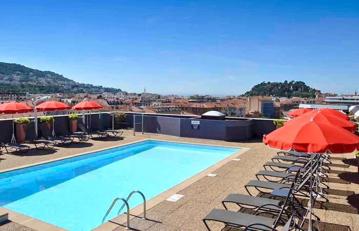 Hotel Novotel con piscina para familias en Niza, Francia.