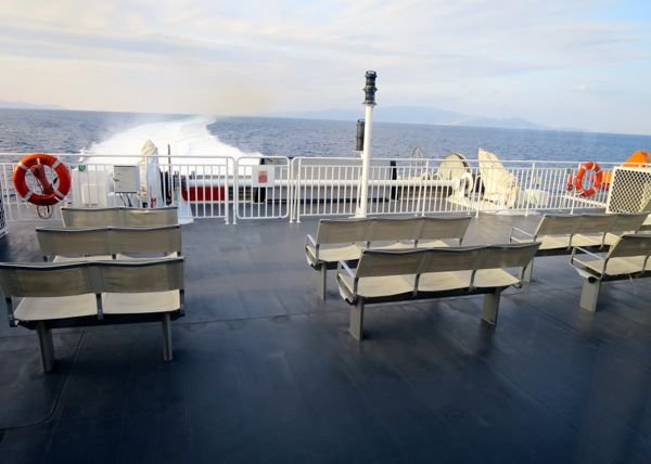 Cubierta al aire libre en un ferry de alta velocidad entre Santorini y Mykonos.  Los viajeros solo pueden acceder a estas cubiertas cuando el ferry está en el puerto.