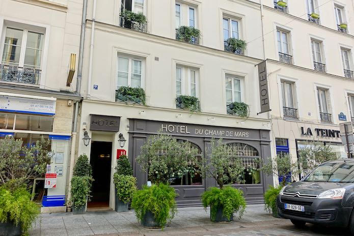 La entrada del Hotel du Champ de Mars en París