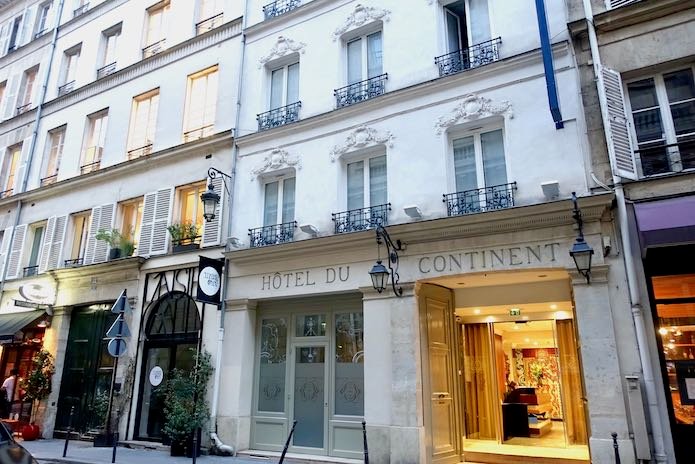La entrada de la acera del Hotel du Continent en París