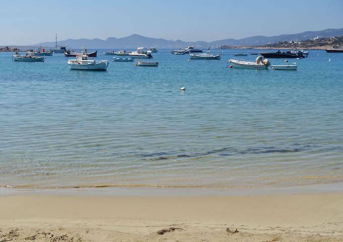 Playa de Aliki con barcos de pesca en Paros, Grecia