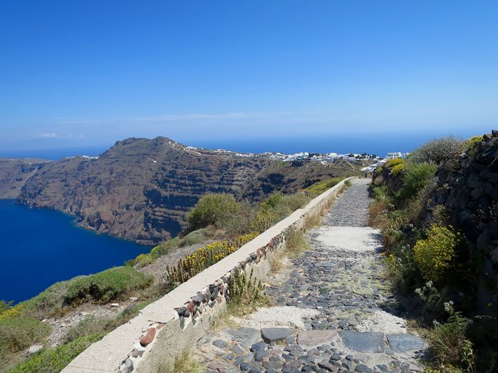 Vista de la caldera y camino hacia Oia desde Grace Santorini. 