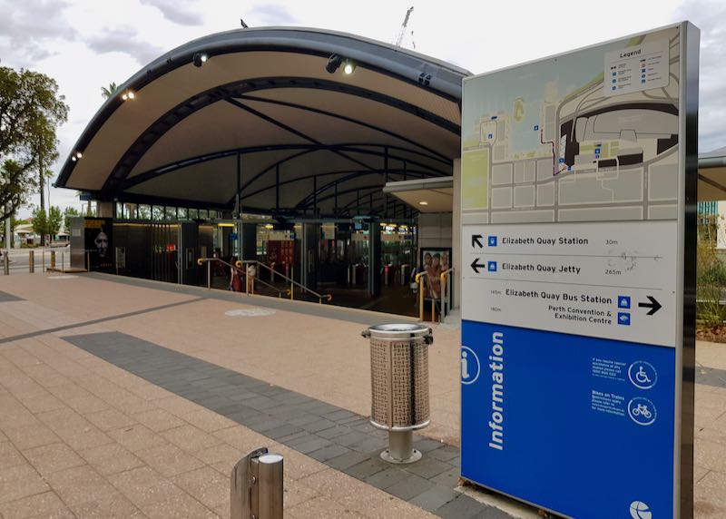 La estación de autobuses Elizabeth Quay ofrece servicios desde / hasta el aeropuerto.
