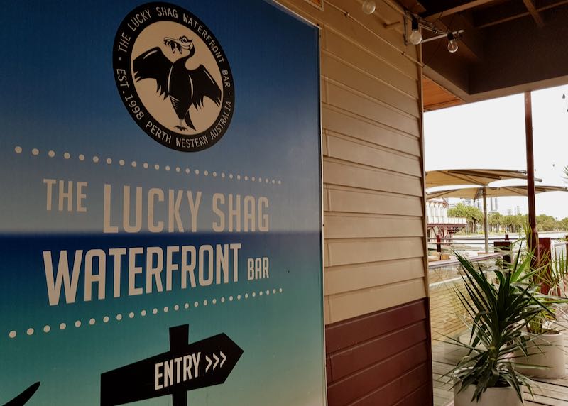El Lucky Shag Waterfront Bar es agradable.