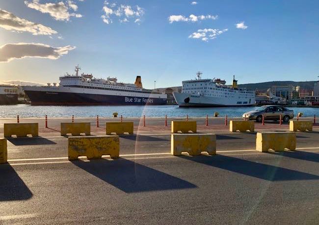 Dos grandes transbordadores de pasajeros y automóviles atracaron en el puerto del Pireo en las afueras de Atenas.