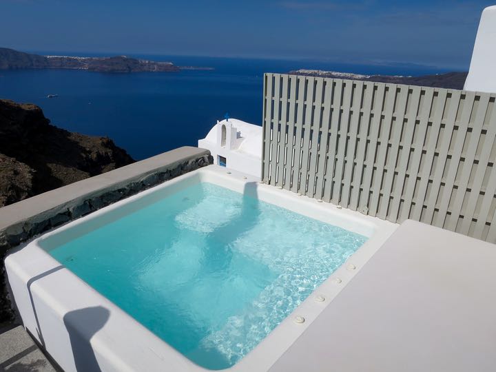 Piscina privada en Santorini Grace Hotel.