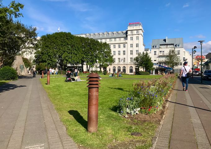 La plaza Austurvöllur está enfrente del hotel.