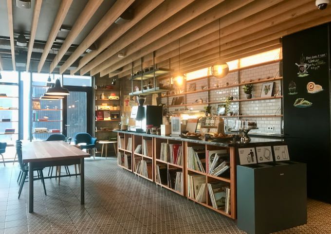 El Canopy Central Café Smart sirve café, pasteles y sándwiches.