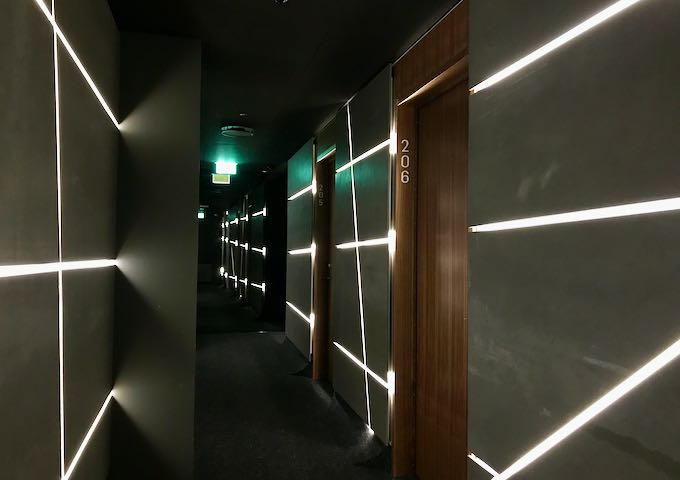 Los pasillos tienen luces de detección de movimiento.