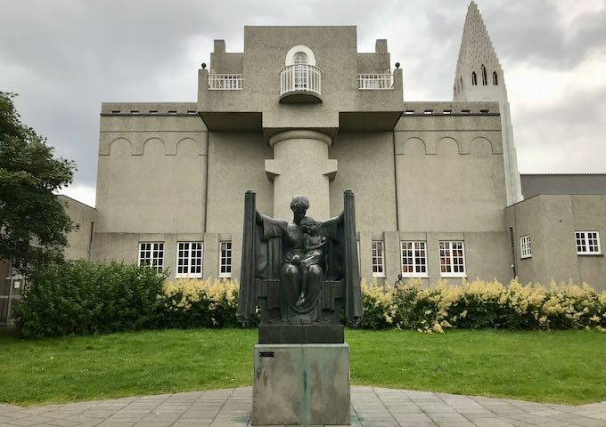El Museo Einar Jónsson está dedicado al escultor más famoso de Islandia.