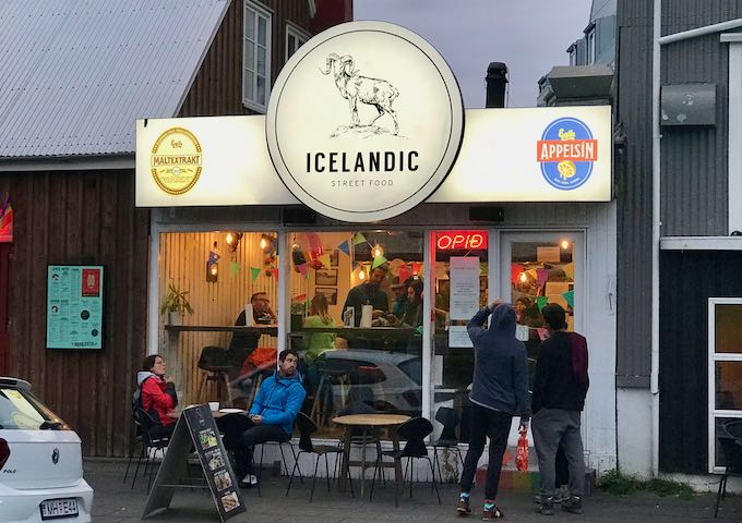 Icelandic Street Food sirve excelentes platos locales.
