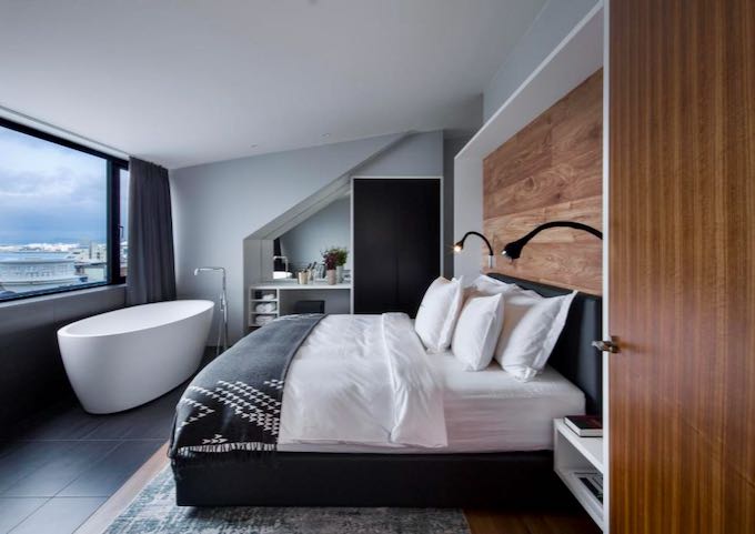 La suite Panorama tiene una bañera independiente en el dormitorio.