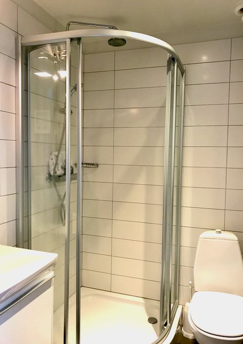 Los individuales y los dobles tienen baños compactos.
