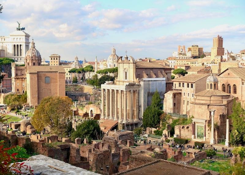 Vista del Foro Romano desde el Monte Palatino en Roma, Italia