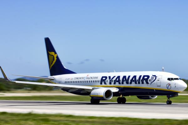 Ryanair 737 vuelo barato desde Atenas a Santorini.