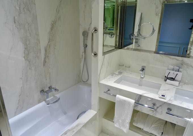 Los baños de mármol son modernos.