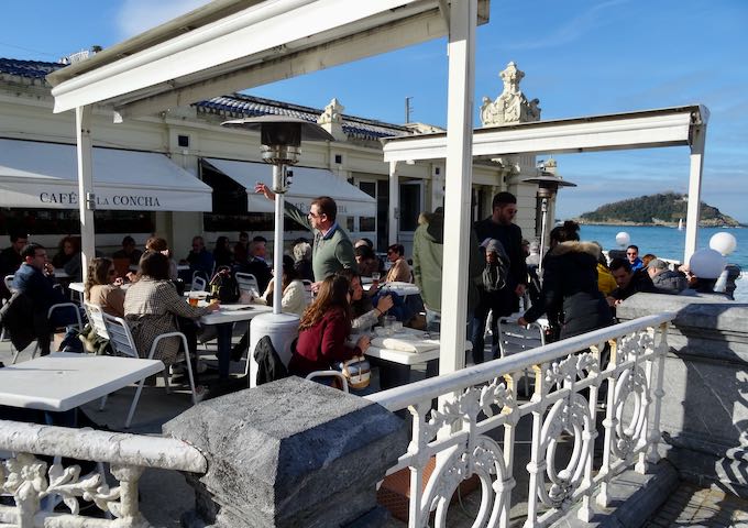 El Café de la Concha ofrece asientos al aire libre con fantásticas vistas.