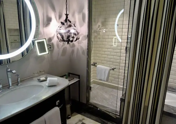 Los baños son elegantes y modernos.