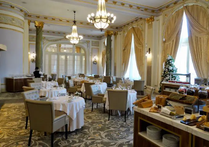 El desayuno se sirve en una sala opulenta.