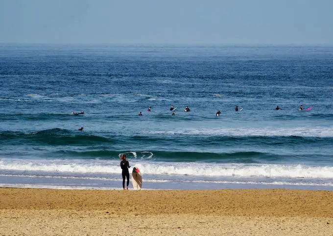 Playa Zurriola es un destino de surf durante todo el año.