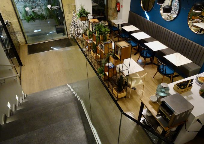 El vestíbulo alberga la recepción y la cafetería.