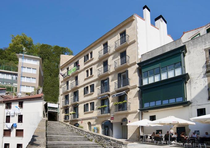 El hotel frente al mar está en un edificio del casco antiguo.