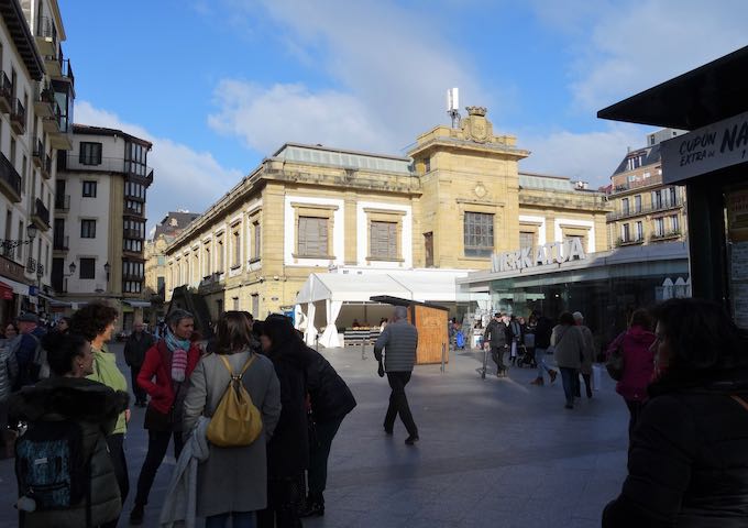 La Plaza la Bretxa y su mercado están siempre ocupados.