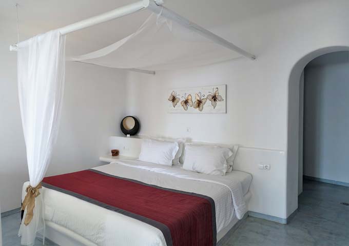 El dormitorio de la suite de luna de miel tiene una gran cama tamaño king.