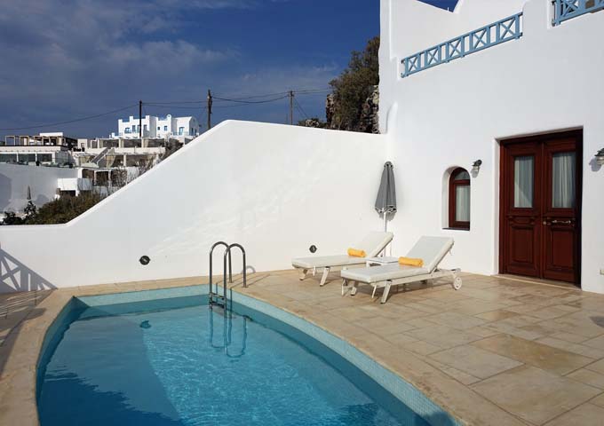 La piscina de la villa es privada y climatizada.