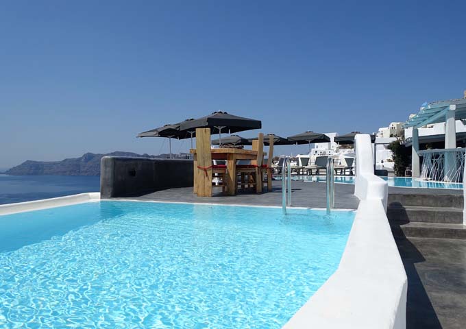 La piscina infinita climatizada ofrece fantásticas vistas a la caldera.