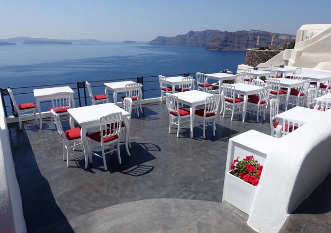 La terraza del restaurante ofrece fantásticas vistas a la caldera.