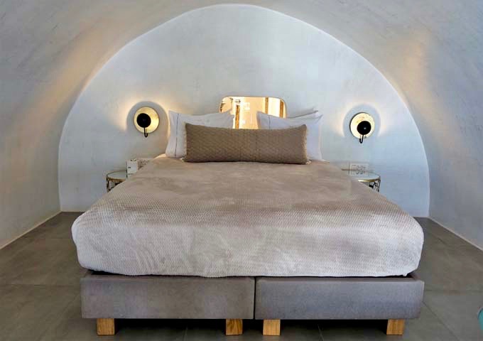 El dormitorio está esculpido a mano en el estilo característico de Santorini.