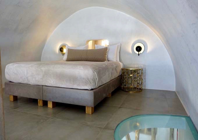 El dormitorio tipo loft tiene una cama King y paneles de piso de vidrio únicos.