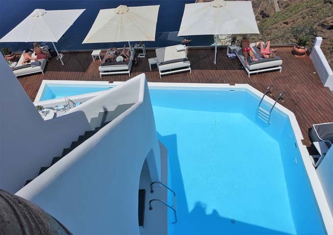 La piscina y el solárium contiguo ofrecen excelentes vistas a la caldera.