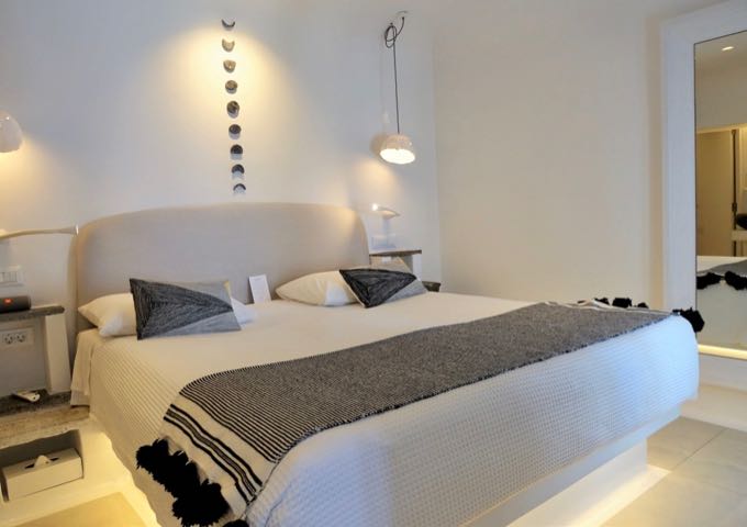 Las elegantes habitaciones Cosmo Superior cuentan con una cama King.