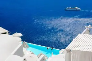¿Deberías tomar un crucero a Santorini? Cómo decidir entre quedarse en Santorini o visitarlo en un crucero.